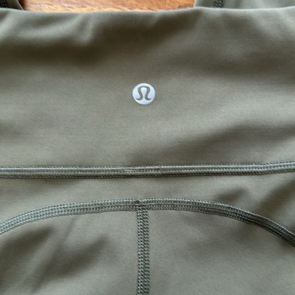 Lululemon Capri Leggings No Tag I believe a size 8 - Picture 2 of 2